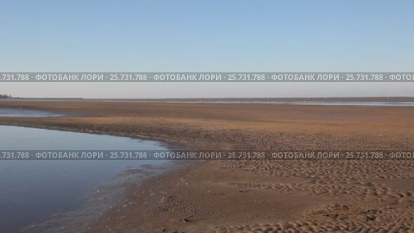 Отлив на Азовском море при сильном ветре восточных направлений. Стоковое видео, видеограф Олег Хархан / Фотобанк Лори