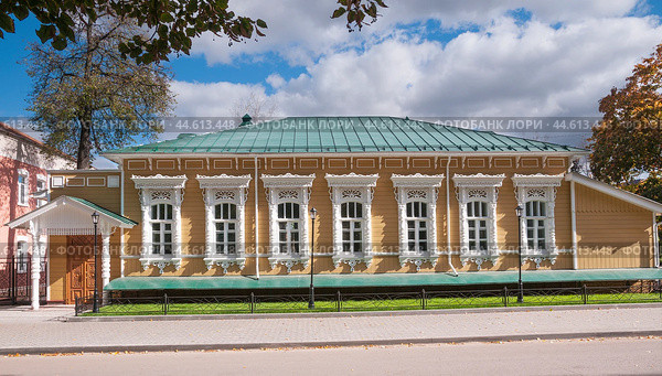 Отреставрированный старинный деревянный дом в исторической центральной части старого города Пенза (2012 год). Стоковое фото, фотограф Павел Просянов / Фотобанк Лори