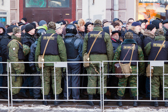 Оцепление войсками на многотысячном митинге на Пушкинской площади 5 марта 2012 года - За честные выборы, город Москва, Россия. Редакционное фото, фотограф Николай Винокуров / Фотобанк Лори