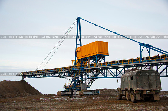 Отвалообразователь. Конвейер с рудой. Зима. Conveyor belt with an ore (2016 год). Редакционное фото, фотограф Юлия Врублевская / Фотобанк Лори