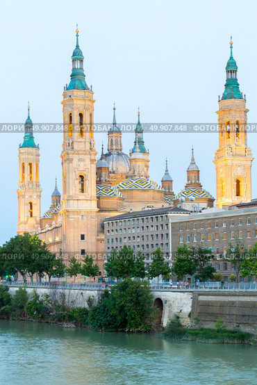 Our Lady of the Pillar Basilica with Ebro River at dusk Zaragoza, Spain. Стоковое фото, агентство Ingram Publishing / Фотобанк Лори