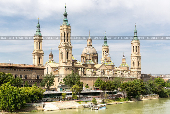 Our Lady of the Pillar Basilica with Ebro River Zaragoza, Spain. Стоковое фото, агентство Ingram Publishing / Фотобанк Лори