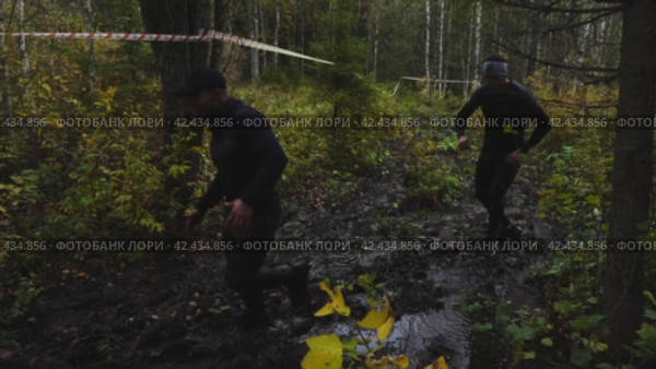 Overcome obstacle courses in water and mud. (2021 год). Редакционное видео, видеограф Андрей Шалари / Фотобанк Лори