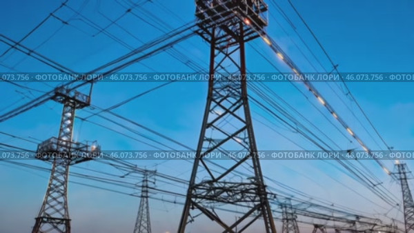 Overhead line pylons, high voltage pylons. Power transmission towers and lines at sunset. A shot of high voltage electric transmission tower, also known as electricity pylon. Стоковое видео, видеограф ALLA YURTAYEVA / Фотобанк Лори