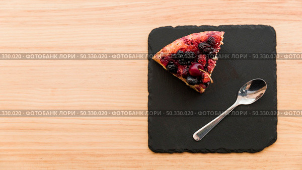 overhead view berry pastry spoon shale board. High resolution photo. overhead view berry pastry spoon shale board. High quality photo. Стоковое фото, агентство Ingram Publishing / Фотобанк Лори