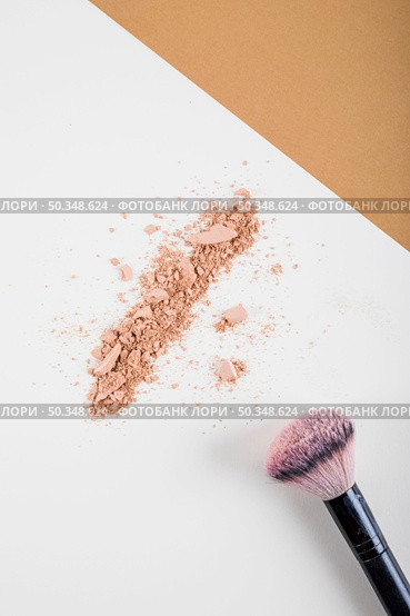 overhead view face powder brush dual colored background. Стоковое фото, агентство Ingram Publishing / Фотобанк Лори