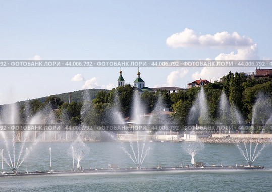 Озеро Абрау (2024 год). Редакционное фото, фотограф Анна Костенко / Фотобанк Лори