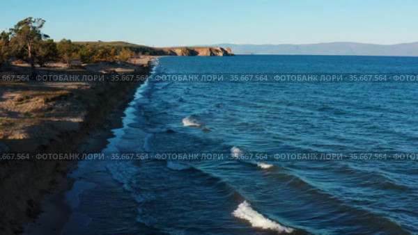 Озеро Байкал осенью. Песчаные дюны острова Ольхон. Вид с воздуха. Lake Baikal in autumn. Sand dunes of Olkhon Island. Aerial view. Стоковое видео, видеограф Евгений Романов / Фотобанк Лори