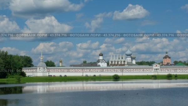 Озеро Таборы и Тихвинский Успенский монастырь в обрамлении летних облаков. Тихвин, Ленинградская область, Россия (2018 год). Стоковое видео, видеограф Ольга Визави / Фотобанк Лори