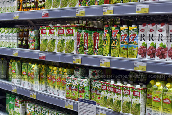 Packages with juices and nectars on the shelves in the supermarket (2015 год). Редакционное фото, фотограф Анна Кривицкая / Фотобанк Лори