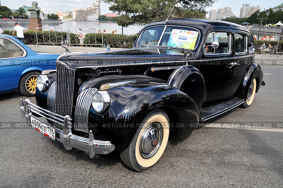Packard One-Twenty 1941 года выпуска. Американский автомобиль представительского класса. Выставка ретроавтомобилей в День города. Екатеринбург (2016 год). Редакционное фото, фотограф Александр Тараканов / Фотобанк Лори