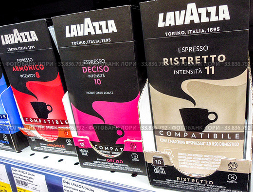 Packs of Lavazza coffee on the shelf at the grocery store (2019 год). Редакционное фото, фотограф FotograFF / Фотобанк Лори