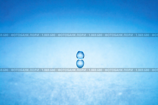 Падение капли воды. Стоковое фото, фотограф Константин Тавров / Фотобанк Лори