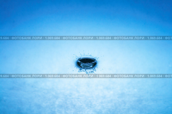 Падение капли воды. Стоковое фото, фотограф Константин Тавров / Фотобанк Лори