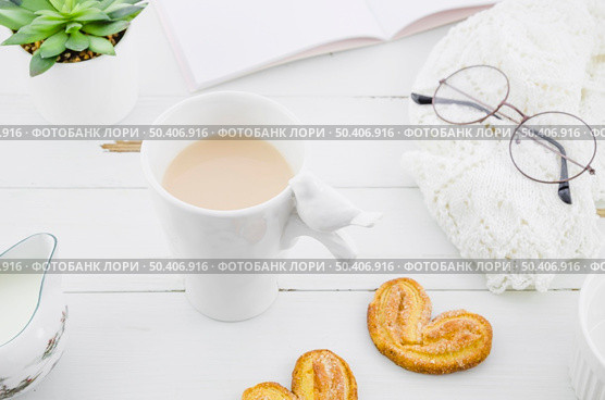 palmiers puff pastry cookie with porcelain white tea cup wooden desk. Стоковое фото, агентство Ingram Publishing / Фотобанк Лори