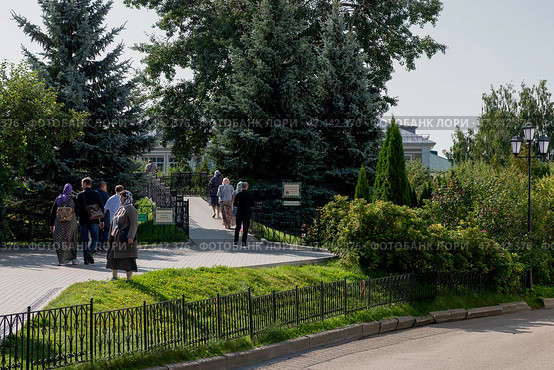 Паломники прогуливаются и молятся вдоль Святой канавки в Свято-Троицком Серафимо-Дивеевском монастыре в Дивеево (2024 год). Редакционное фото, фотограф Pukhov K / Фотобанк Лори