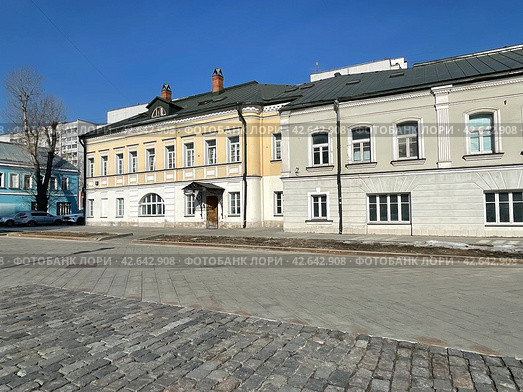Памятник архитектуры - Рогожская ямская слобода. Москва, улица Школьная весной в ясный день. Стоковое фото, фотограф Овчинникова Ирина / Фотобанк Лори