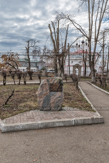 Памятный знак "Детям войны 1941-1945 г.г. от благодарных галичан" в г. Галич (2019 год). Редакционное фото, фотограф Ирина Гришанова / Фотобанк Лори
