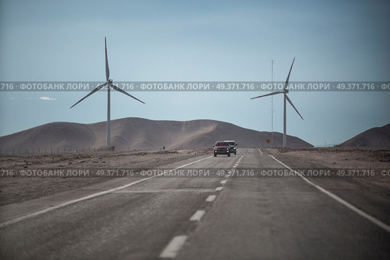 Panamericana in Nazca, Peru. Scenic landscape of desert and the Andes. Стоковое фото, агентство Ingram Publishing / Фотобанк Лори