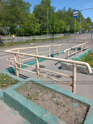 Пандус для инвалидов. Открытое шоссе. Район Метрогородок. Город Москва (2023 год). Редакционное фото, фотограф lana1501 / Фотобанк Лори