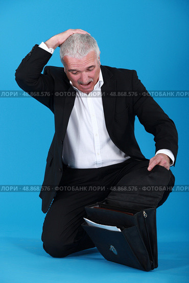 Panicked businessman who forgot a folder. Стоковое фото, агентство Ingram Publishing / Фотобанк Лори