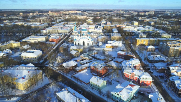Панорама Гатчины январским днем (съемка с квадрокоптера). Ленинградская область, Россия (2019 год). Стоковое видео, видеограф Виктор Карасев / Фотобанк Лори