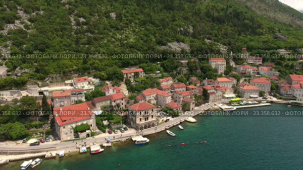 Панорама города Пераст с набережной и красными крышами исторических и жилых зданий. Которская бухта, Черногория (2016 год). Стоковое видео, видеограф Кекяляйнен Андрей / Фотобанк Лори