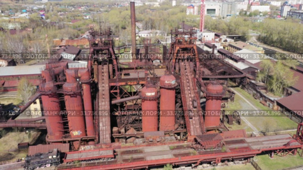 Панорама металлургического завода имени Куйбышева. Вид сверху. Нижний Тагил. Россия. Стоковое видео, видеограф Евгений Ткачёв / Фотобанк Лори