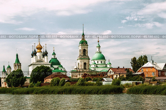 Panorama of the Spaso-Yakovlevsky Dimitriev Monastery. View from lake Nero on a sunny summer day. Rostov Veliky, Russia. 13th-18th century (2020 год). Стоковое фото, фотограф Оксана Медведева / Фотобанк Лори