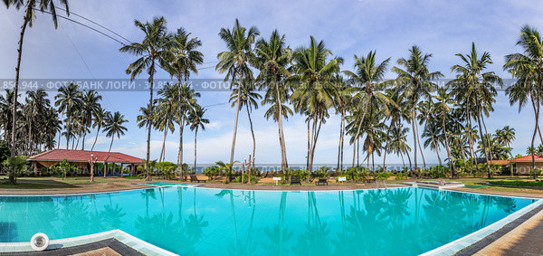 Панорама плавательного бассейна отеля на берегу Индийского океана. Sanmali Beach Hotel, Marawila, Шри-Ланка (2019 год). Стоковое фото, фотограф Владимир Сергеев / Фотобанк Лори