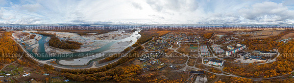 Панорама села Клёпка и реки Ола, Магаданская область, Россия. Осенний панорамный вид с воздуха на село и реку. Красивый сельский пейзаж. Путешествие на Дальний Восток России. Стоковое фото, фотограф Андрей Степанов / Фотобанк Лори