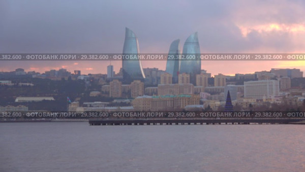 Панорама современного Баку в январском облачном закате. Азербайджан (2018 год). Редакционное видео, видеограф Виктор Карасев / Фотобанк Лори