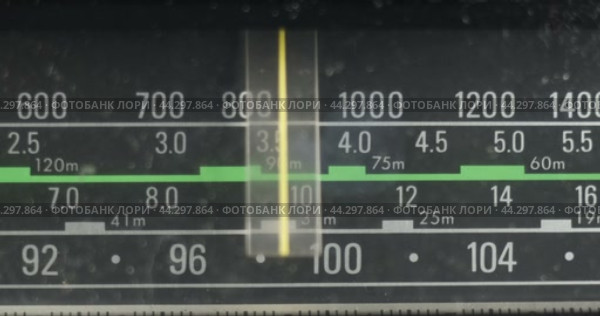 Панорама. Винтажный радиоприемник и проигрыватель с FM-шкалой. Ретро-шкала приемника. Крупный план. Стоковое видео, видеограф Александр Собко / Фотобанк Лори