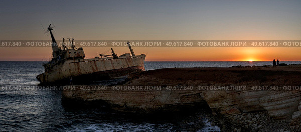 Panoramic photograph of the Edro Shipwreck in the Mediterranean sea, Coral Bay, Cyprus at sunset. Стоковое фото, агентство Ingram Publishing / Фотобанк Лори