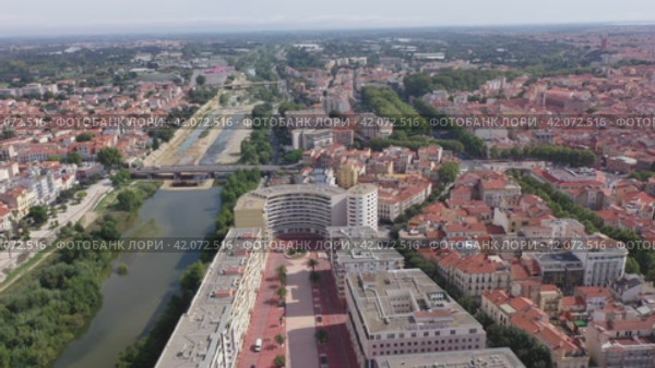 Panoramic view of Perpignan city center and Tet river on sunny day, France. Стоковое видео, видеограф Яков Филимонов / Фотобанк Лори