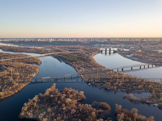Panoramic view of the flood of the Dnieper River with the Petrovsky railway bridge and the North Bridge. Aerial photo of the right bank of Kiev, Ukraine. Panoramic view of the right bank of Kiev and the flood of the Dnieper river at sunset. Стоковое фото, агентство Ingram Publishing / Фотобанк Лори