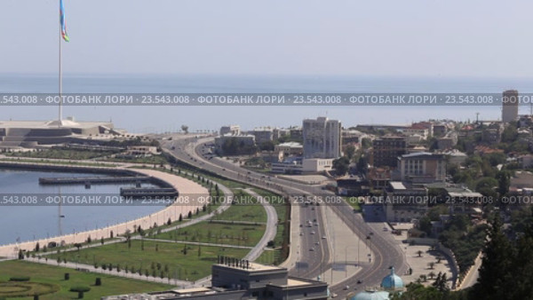 Панорамный вид на Баку. Проспект Нефтяников (Нефтчиляр) и самый большой флаг в мире. Азербайджан. Редакционное видео, видеограф Евгений Ткачёв / Фотобанк Лори