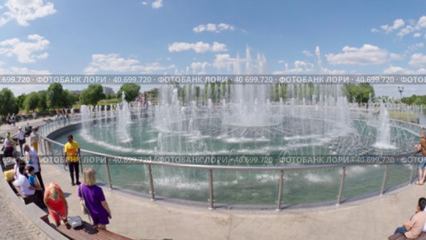 Панорамный вид на работающий фонтан в парке Царицыно (2023 год). Редакционное видео, видеограф Сергей Никифоров-Гордеев / Фотобанк Лори
