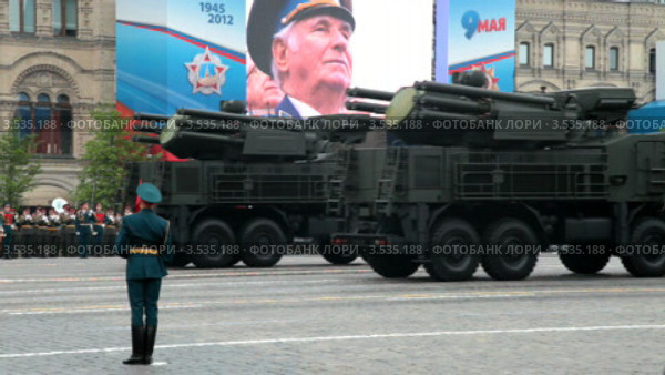 Парад на Красной площади в Москве, посвященный 67-й годовщине победы в Великой отечественной войне. Проход военной техники, ЗПРК С-1 "Панцирь" (2012 год). Редакционное видео, видеограф Игорь Долгов / Фотобанк Лори