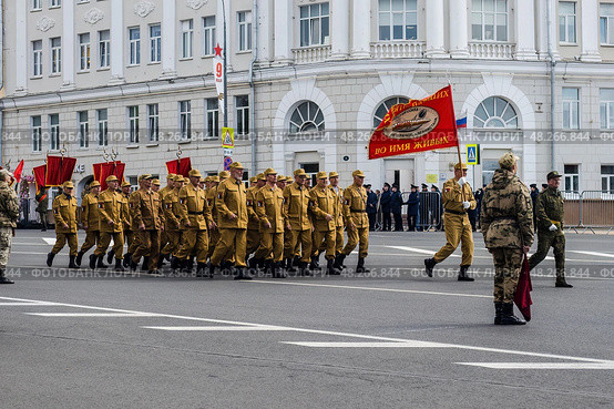 Парад на площади Минина и Пожарского в Нижнем Новгороде, посвященный 80-й годовщине победы в Великой Отечественной войне. Ветераны боевых действий маршируют по улице. Редакционное фото, фотограф Константин Григорьев / Фотобанк Лори