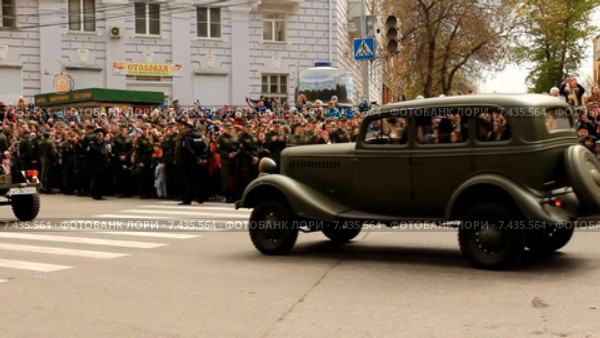 Парад в День Победы 9 мая 2015 года в городе Самаре. Движение старой военной техники. Редакционное видео, видеограф Михаил Синякин / Фотобанк Лори
