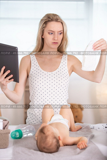 parent learning to changing newborns diapers. Стоковое фото, агентство Ingram Publishing / Фотобанк Лори