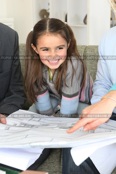 Parents and daughter having meeting with architect. Стоковое фото, агентство Ingram Publishing / Фотобанк Лори