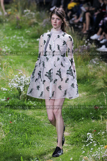 PARIS, FRANCE - OCTOBER 07: A model walks the runway during the Moncler Gamme Rouge show as part of the Paris Fashion Week Womenswear Spring/Summer 2016 on October 7, 2015 in Paris, France. Редакционное фото, фотограф Anton Oparin / Фотобанк Лори