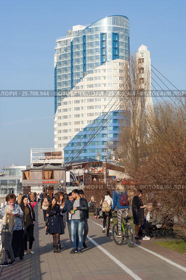 Парк 30-летия Октября, кубанонабережная (2017 год). Редакционное фото, фотограф Алексей Букреев / Фотобанк Лори