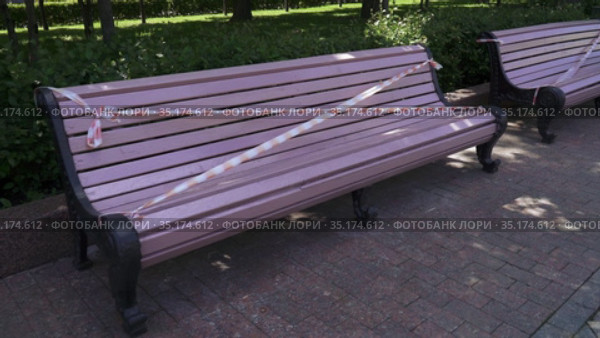 Park benches closed (2020 год). Стоковое видео, видеограф Потийко Сергей / Фотобанк Лори