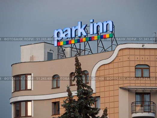 Park Inn Hotel Signage Against a Cloudy Sky. Редакционное фото, фотограф Sergakoff / Фотобанк Лори