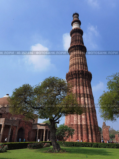 Парк Qutub Minar в Дели (Индия): Минарет Кутб Минар (2023 год). Редакционное фото, фотограф Максим Гулячик / Фотобанк Лори