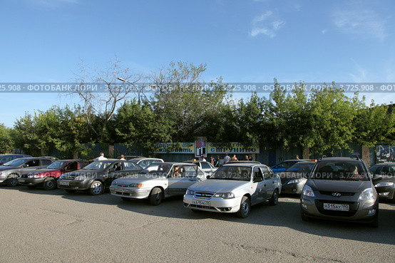 Парковка автомобилей на привокзальной площади города Струнино, Владимирская область (2012 год). Редакционное фото, фотограф Юлия Кузнецова / Фотобанк Лори