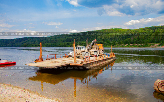 Паромная переправа на реке Вишера. Грузовик лесовоз на пароме. Стоковое фото, фотограф Антон Гаев / Фотобанк Лори